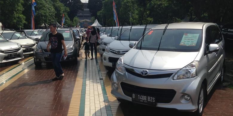 Konsumen yang datang pada Weekend Surorise Mobil88 2015 di Parkir Timur Senayan.