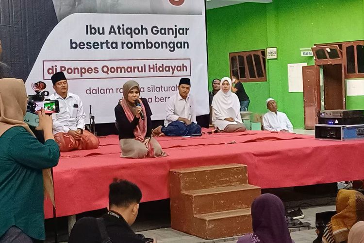 Istri capres nomornurut 3 Ganjar Pranowo, Siti Atikoh Supriyanti menceritakan sedikit riwayat keluarganya yang berasal dari lingkungan pesantren di Trenggalek, Jawa Timur, Senin (18/12/2023).