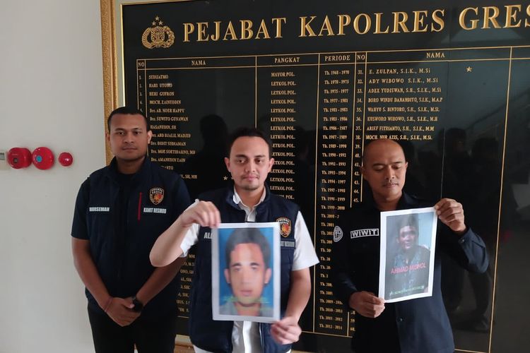 Kasat Reskrim Polres Gresik AKP Aldhino Prima Wirdhan (tengah), menunjukkan foto pelaku utama penusuk ibu muda yang ditemukan tewas mengenaskan di Desa Ima'an, Kecamatan Dukun, Gresik, Jawa Timur.