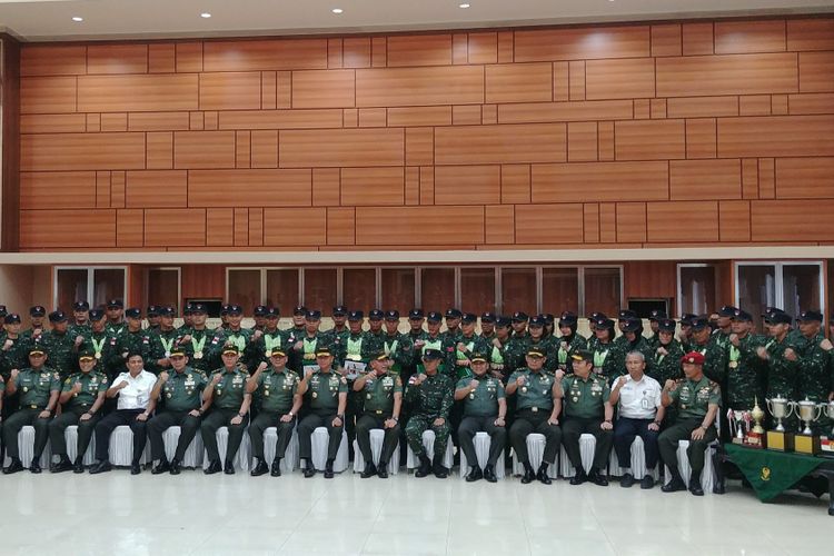 KSAD Jenderal TNI Mulyono menerima laporan Kontingen Menembak TNI AD, di Mabes TNI AD, Jakarta, Selasa (28/11/2017). 