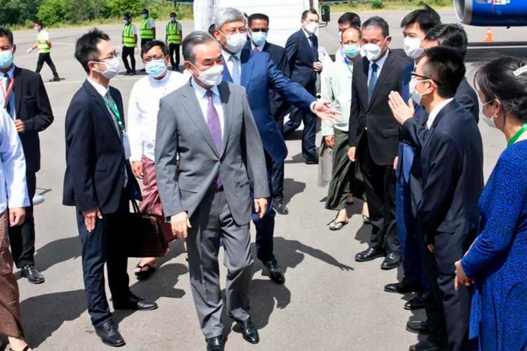 Menteri Luar Negeri China Wang Yi (tengah) disambut oleh perwakilan Kementerian Luar Negeri Myanmar dan pejabat Kedutaan China setibanya di Bandara Nyaung Oo di Bagan, Myanmar, Sabtu 2 Juli 2022. 