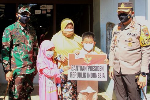 Jokowi Beri Tabungan Pendidikan ke Ghifari, Bocah yang Yatim Piatu karena Covid-19