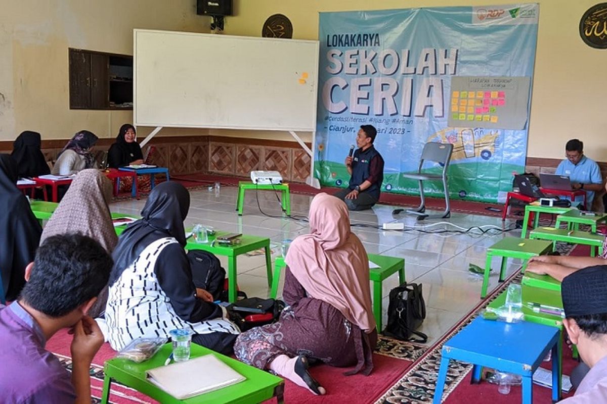 Lokakarya Sekolah Ceria persembahan donatur Dompet Dhuafa melalui Respons Darurat Pendidikan (RDP) Lembaga Pengembangan Insani (LPI) sebagai upaya untuk memulihkan dan menyuntik semangat para guru di Cianjur, mulai Jumat (6/1/2023) hingga Sabtu (7/1/2023). 