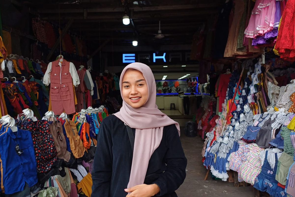 Pedagang pakaian yang berjualan di kawasan Pasar Cipulir bernama Annisa (21) mengaku, omzet tokonya turun drastis sejak adanya proyek penggalian saluran air di Jalan Ciledug Raya, Jakarta Selatan. Hal itu diungkapkan Anisa saat ditemui wartawan, Jumat (7/6/2024).