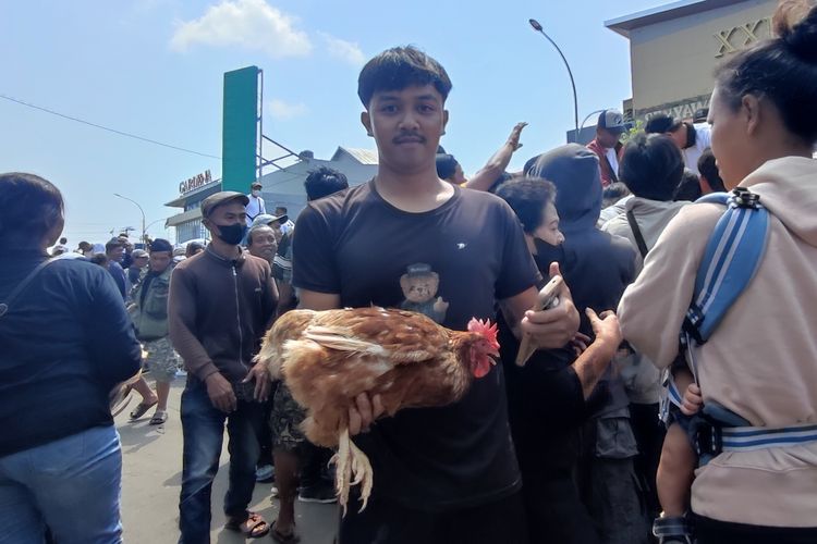 Protes Harga Telur Anjlok, Peternak di Magelang Bagi-bagi Ayam