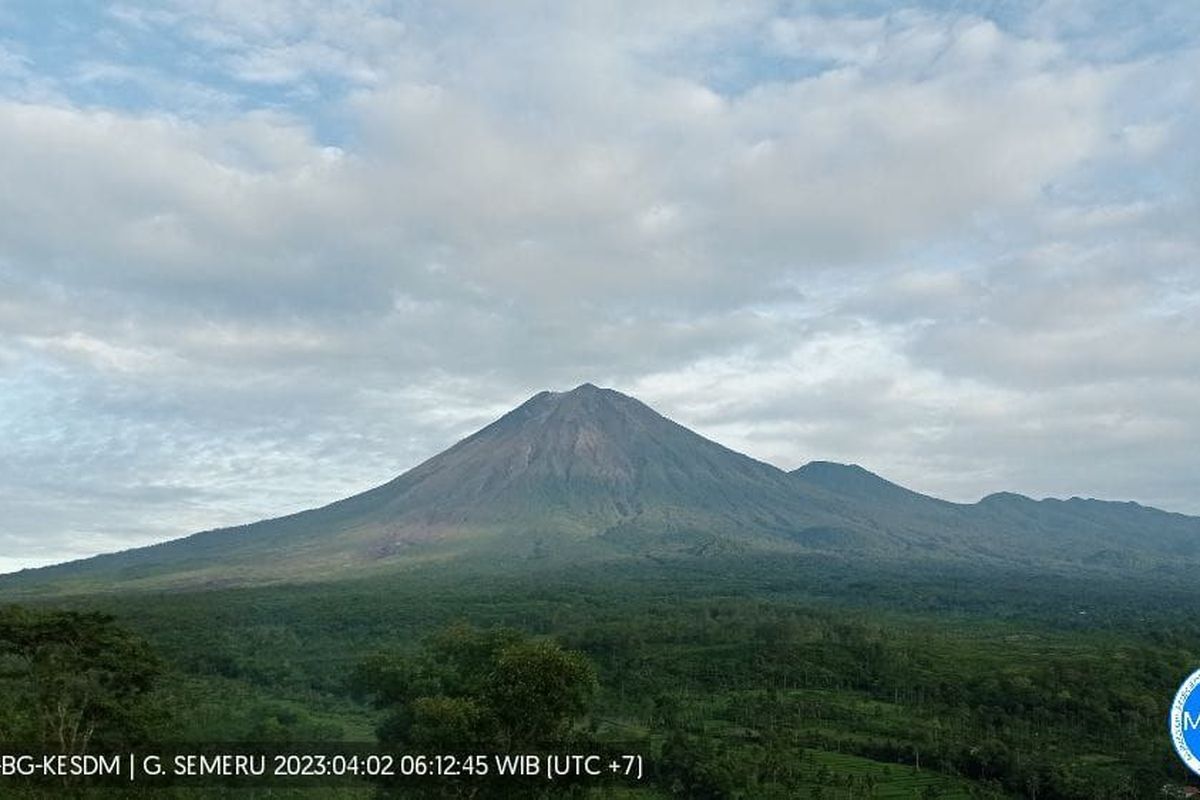 Gunung Semeru tampak jelas, Minggu (2/4/2023)