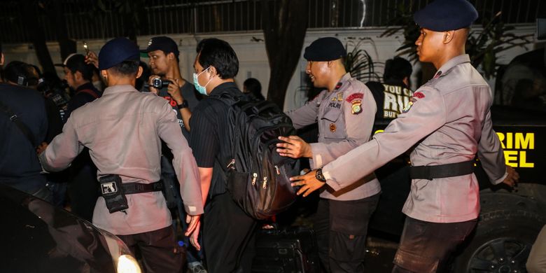 Penyidik KPK keluar dari rumah Ketua DPR Setya Novanto di Jalan Wijaya XIII, Jakarta Selatan, Kamis (16/11/2017). Kesepuluh penyidik keluar dengan membawa tiga tas jinjing, satu koper biru, satu koper hitam, dan satu alat elektronik yang belum diketahui fungsinya. KOMPAS.com/GARRY ANDREW LOTULUNG