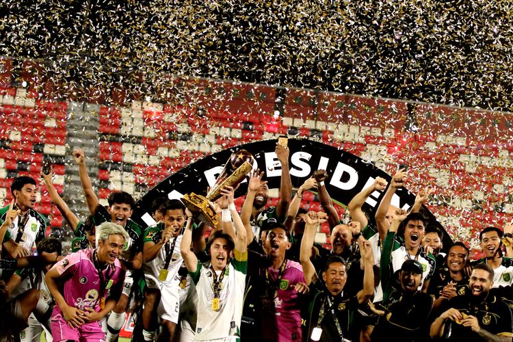 Kalahkan Persib via Adu Penalti, Tangis Haru Bonek Pecah Sambut Trofi Pertama Persebaya