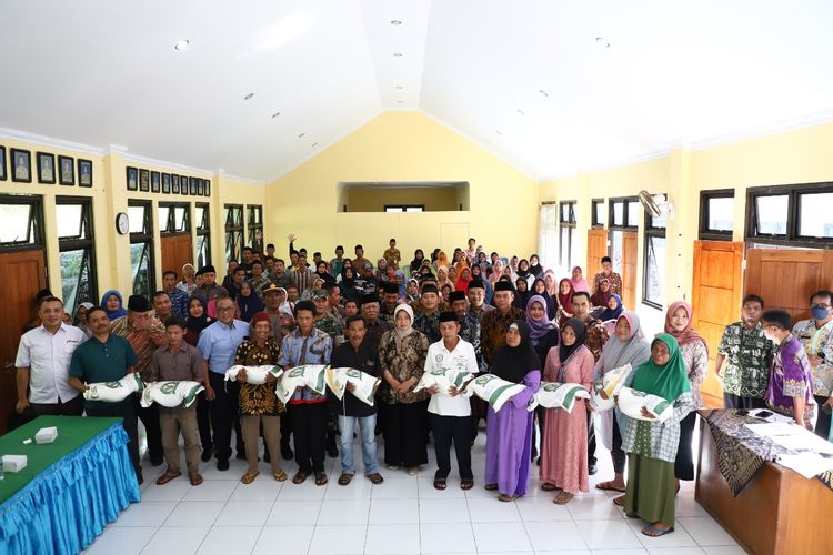 Bantuan Cadangan Beras Pemerintah (CBP) mulai disalurkan di Kabupaten Purworejo, Jawa Tengah. Setiap keluarga mendapatkan 10 kilogram beras.