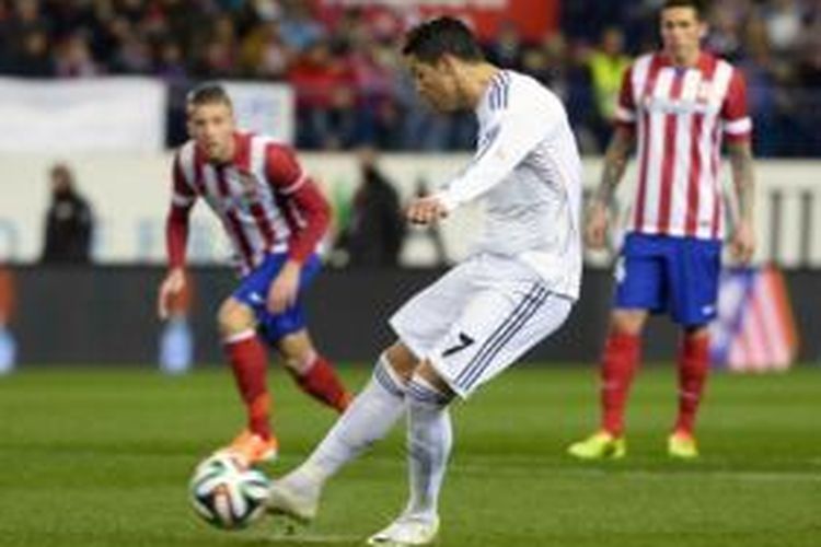 Striker Real Madrid, Cristiano Ronaldo, mengeksekusi penalti yang berbuah gol ke gawang Atletico Madrid pada laga semifinal leg kedua Copa del Rey, di Stadion Vicente Calderon, Selasa (11/2/2014).