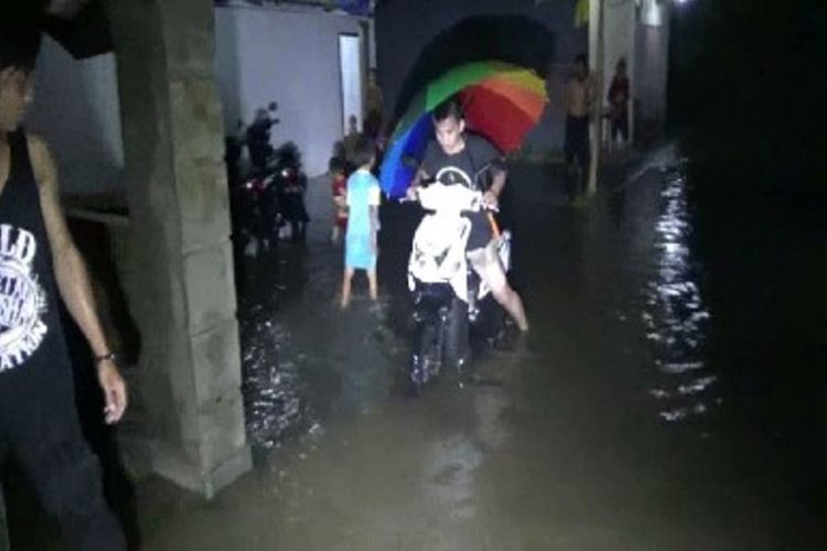 Terendam banjir hingag setinggi 40 centimeter dari lantai rumahnya, warga di tiga kelurahan di kota Polewali Mandar terpaksa mengungsikan perabotan rumah tangga dan peralatan elektronik ke tempat yang lebih aman.
