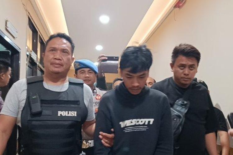 Polisi menangkap L terduga pelaku begal di Kampung Gandasoli Desa Cijayana, Kecamatan Mekarmukti, Kabupaten Garut, Jawa Barat. Terduga pelaku ditangkap di Kecamatan Cimaung, Kabupaten Bandung, Kamis (15/8/2024). 