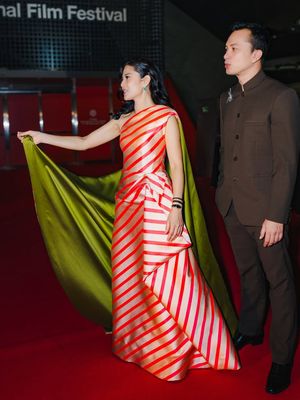 Dian Sastrowardoyo tampil memesona di BIFF 2025. Gaun stripes rancangan Sebastian Gunawan hingga reuni dengan Nicholas Saputra jadi sorotan.
