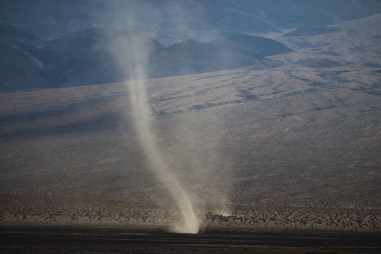 Cuaca Ekstrem Picu Puting Beliung dan Longsor di Bekasi: 27 Rumah Rusak dan Warga Mengungsi