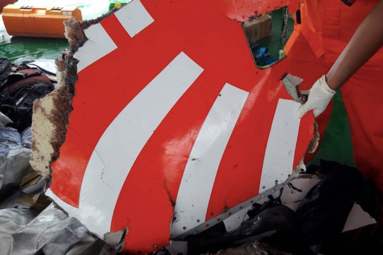 Personel Basarnas mengamankan serpihan-serpihan yang diduga terkait jatuhnya pesawat Lion Air bernomor penerbangan pesawat Lion Air bernomor penerbangan JT-610 rute Jakarta-Pangkalpinang yang jatuh di laut utara Karawang, Jawa Barat, Senin (29/10/2018).