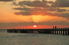 3 Rekomendasi Pantai di Pulau Kaledupa, Lihat Sunset di Pantai Hoga