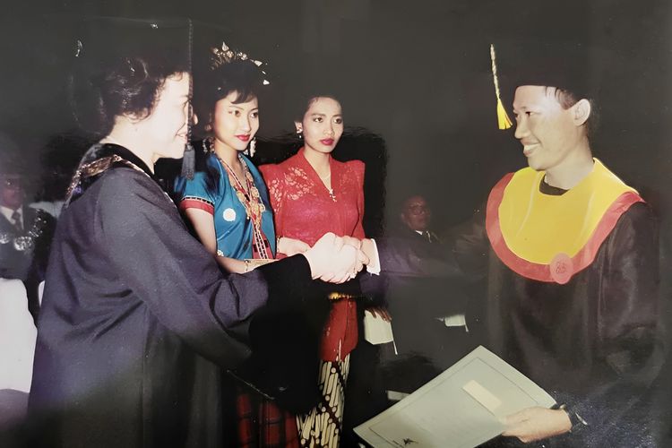 Salah satu perjalanan karier Prof. Komarudin saat menerima penghargaan sebagai wisudawan terbaik oleh Rektor IKIP Jakarta, Prof. Conny Semiawan pada tahun 1990.