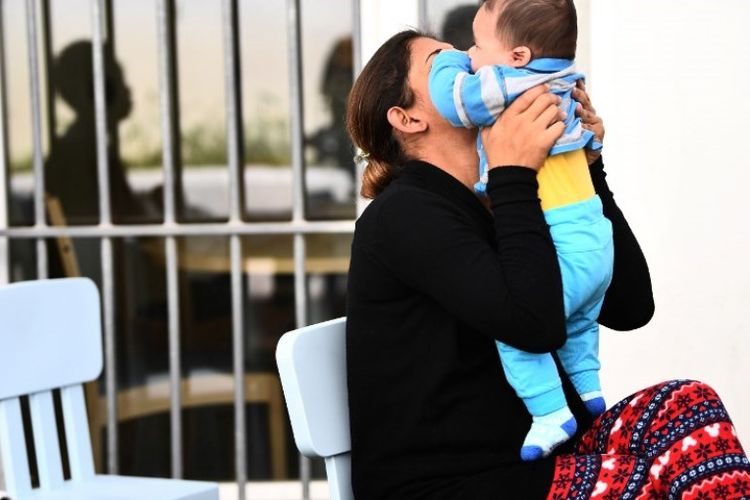 Sandrine, bukan nama sebenarnya, bermain bersama bayinya di penjara Baumattes, di Marseille, Perancis. (AFP/Anne-Christine Poujoulat)