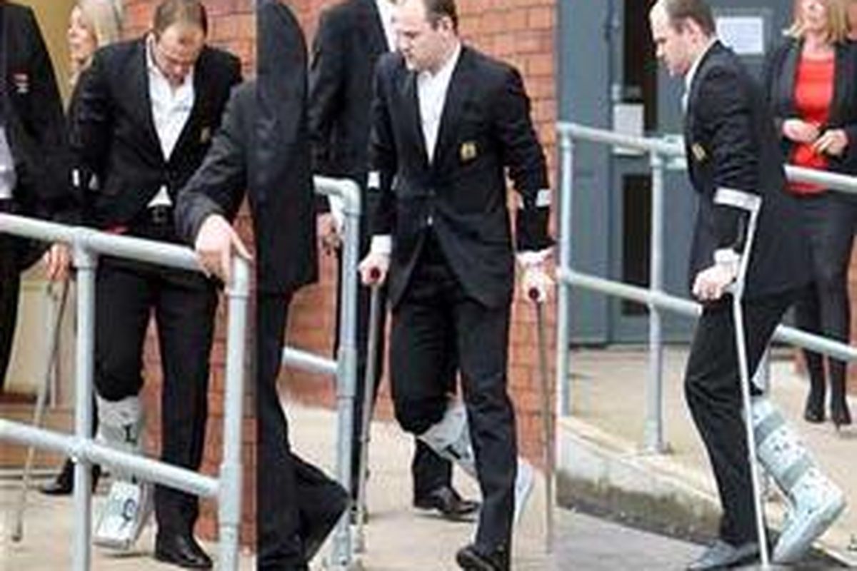 Penyerang Manchester United, Wayne Rooney keluar bandara Manchester keluar bandara Manchester usai pertandingan leg pertama perempat final Liga Champions, melawan Bayern Muenchen, Selasa (30/3/2010), di mana ia mengalami cedera pergelangan kaki.