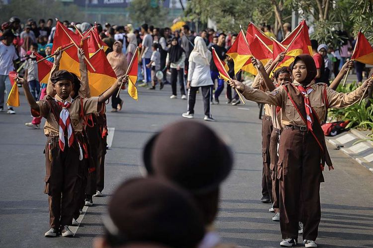 Sejumlah siswa berlatih pramuka saat hari bebas kendaraan atau car free day di Jalan Ahmad Yani, Kota Bekasi, Jawa Barat, Minggu (30/9/2018). Selain untuk berolahraga, car free day yang rutin digelar tiap Minggu pagi tersebut juga menjadi alternatif hiburan bagi warga untuk rekreasi, kegiatan sosial hingga kumpul komunitas.