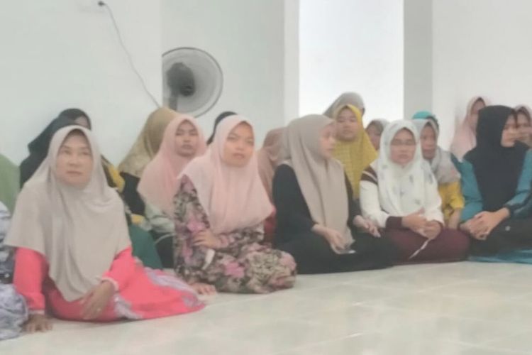 Anggota koperasi merah putih membahas sumbangan modal koperasi merah putih di Desa Rekkerek, Kec. Palengaan Pamekasan