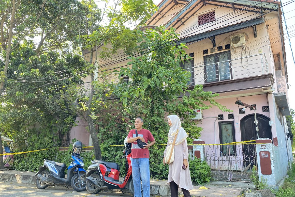 Lokasi rumah TKP penemuan mayat 5 orang satu keluarga yang ditemukan tewas terkubur di dalam rumah di Kelurahan Paoman, Kecamatan/Kabupaten Indramayu, Selasa (2/9/2025)