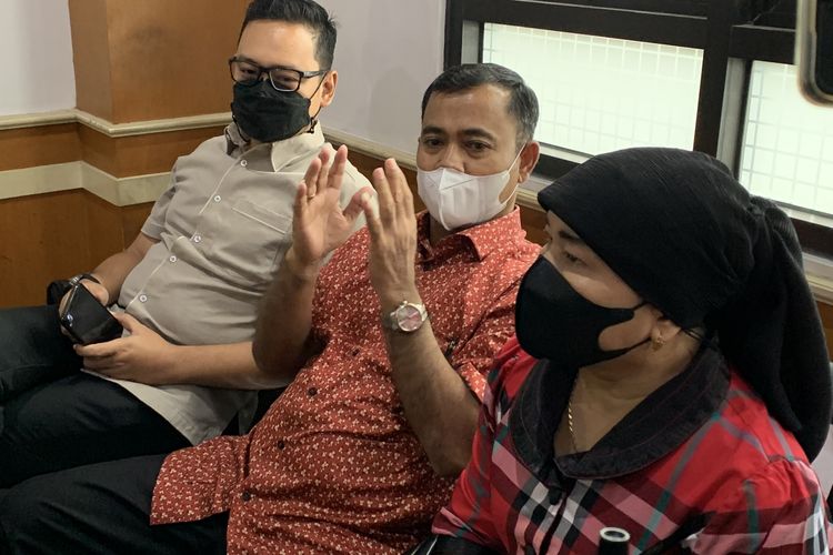 Ayah mendiang Bibi Andriansyah, Faisal dan istrinya, Dewi Zuhriati menghadiri sidang perwalian cucunya, Gala Sky Andriansyah di Pengadilan Agama (PA), Jakarta Barat, Rabu (2/3/2022).