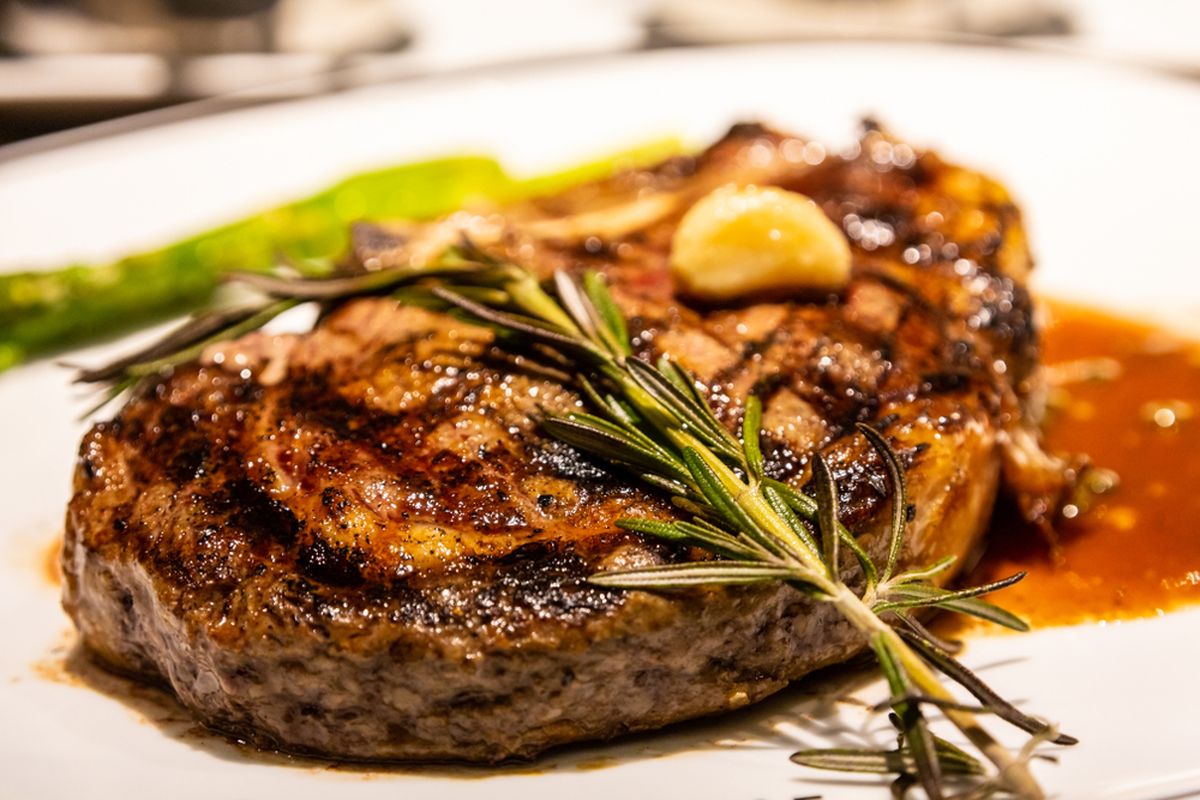Ilustrasi steak rib eye. 