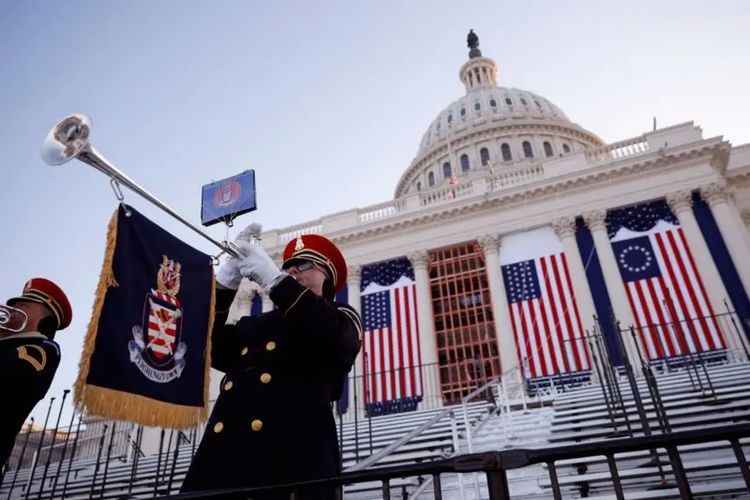 Seorang anggota tentara AS sedang mengikuti gladi resik menjelang pelantikan Presiden Trump di Gedung Capitol, Washington, 12 Januari 2025. 