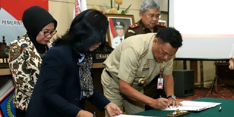 Gubernur Sulawesi Utara Olly Dondokambey pada acara penandatanganan perjanjian kerjasama pemenuhan kewajiban perpajakan sebagai syarat pemberian layanan publik antara Kanwil DJP Suluttenggo dan Malut dengan pimpinan daerah di Sulut di Kantor Gubernur, Selasa (4/9/2018) pagi.