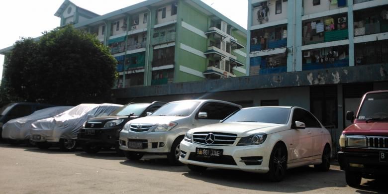 Parkiran rusun Kapuk Muara dipenuhi mobil pribadi milik penghuninya, Sabtu (13/6/2015)