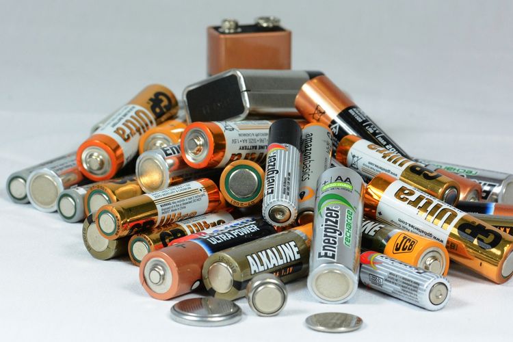 Kumpulan baterai kering dan baterai alkalin