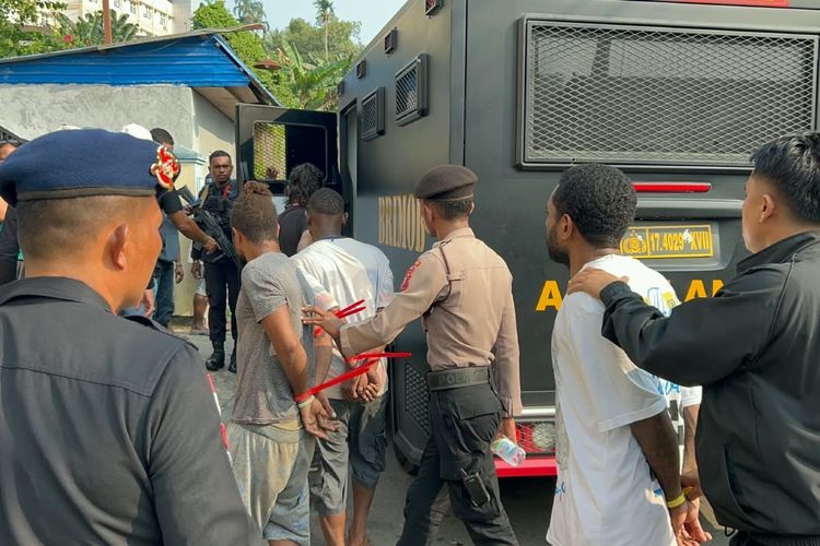 Polda Papua Gerebek Sarang Narkoba di Jayapura, 10 Orang Ditangkap, 2 Karung Ganja Disita