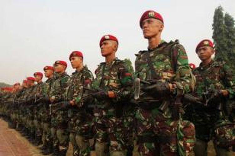 Anggota Kopassus mengikuti apel siaga menjelang pelantikan presiden dan wakil presiden terpilih, di Parkir Timur Senayan, Jakarta Pusat, Kamis (16/10/2014). Apel gabungan ini melibatkan 2.400 personel dari tiga angkatan di TNI dan Polri untuk pengamanan acara pelantikan 20 Oktober mendatang. 