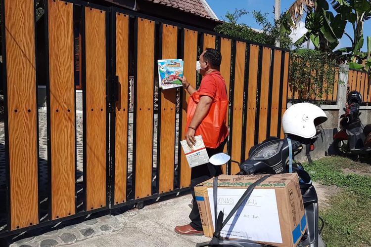 Eris Utomo membagikan buku gratis kepada warga yang sedang isolasi mandiri (isoman) di Banyuwangi, Jawa Timur.