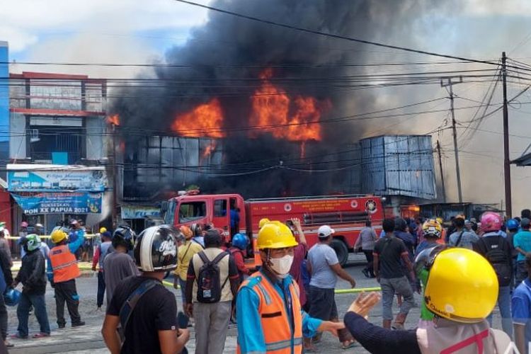 BPBD Mimika mengerahkan mobil pemadam kebakaran untuk memadamkan api yang membakar enam bangunan di Jalan Budi Utomo Timika, Selasa (5/4/2022).