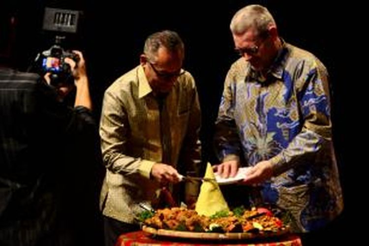 Duta Besar Indonesia untuk Selandia Baru Jose Tavares menerima potongan tumpeng dari Presiden IndoNZ Marcel Kanon pada pembukaan Indonesia Auckland Festival 2014, Sabtu (29/3) di The Auckland Performing Art Center, Auckland, Selandia Baru.
