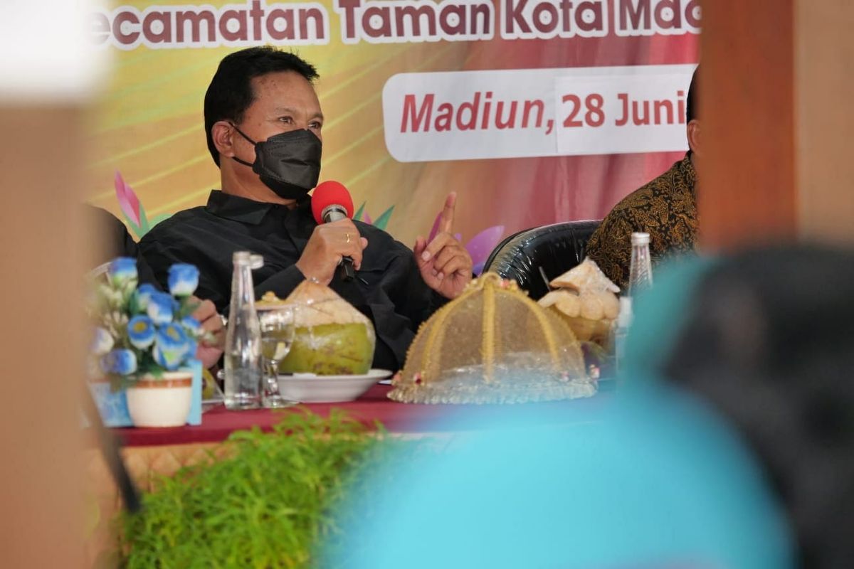 Wali Kota Madiun Maidi menyampaikan pesan pada pertemuan dengan RT/RW, kader PKK, Organisasi Wanita, Dasa Wisma, dan kader posyandu di Kelurahan Manisrejo, Selasa (28/6/2022).