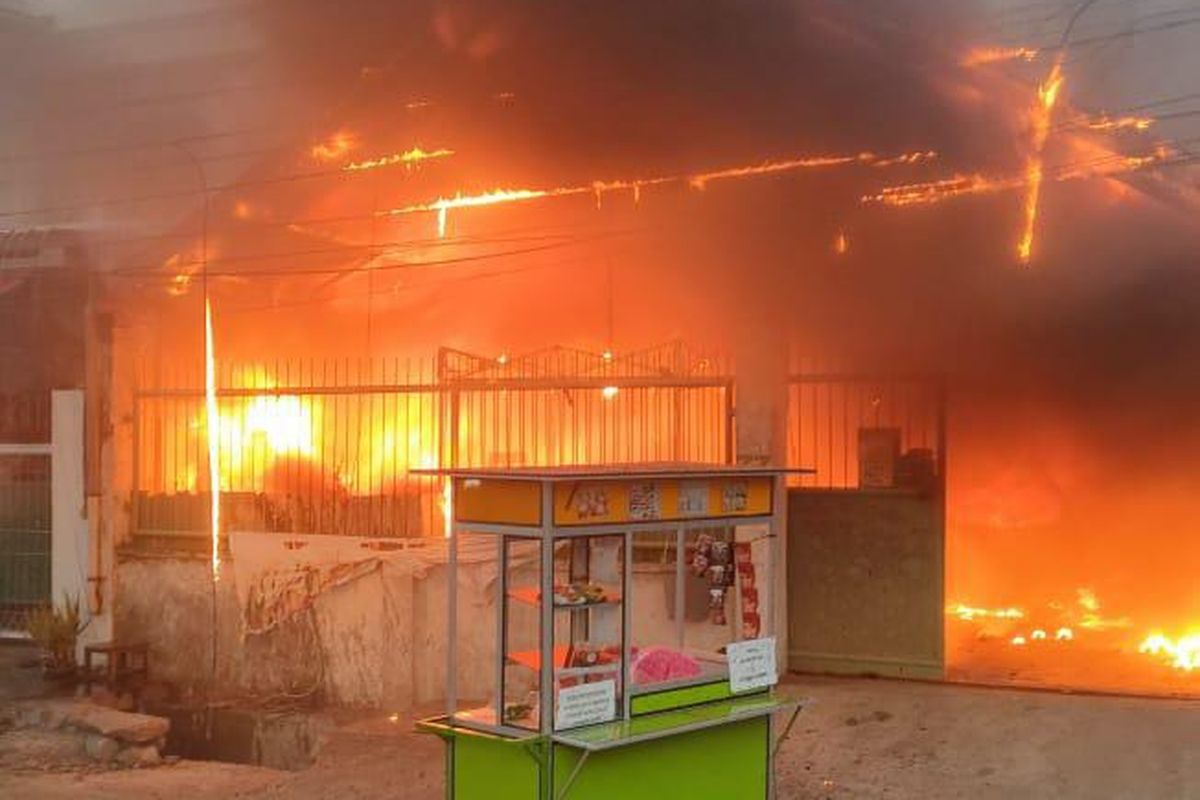 Kebakaran sebuah rumah di Benowo, Surabaya, Jawa Timur, Sabtu (21/9/2024).
