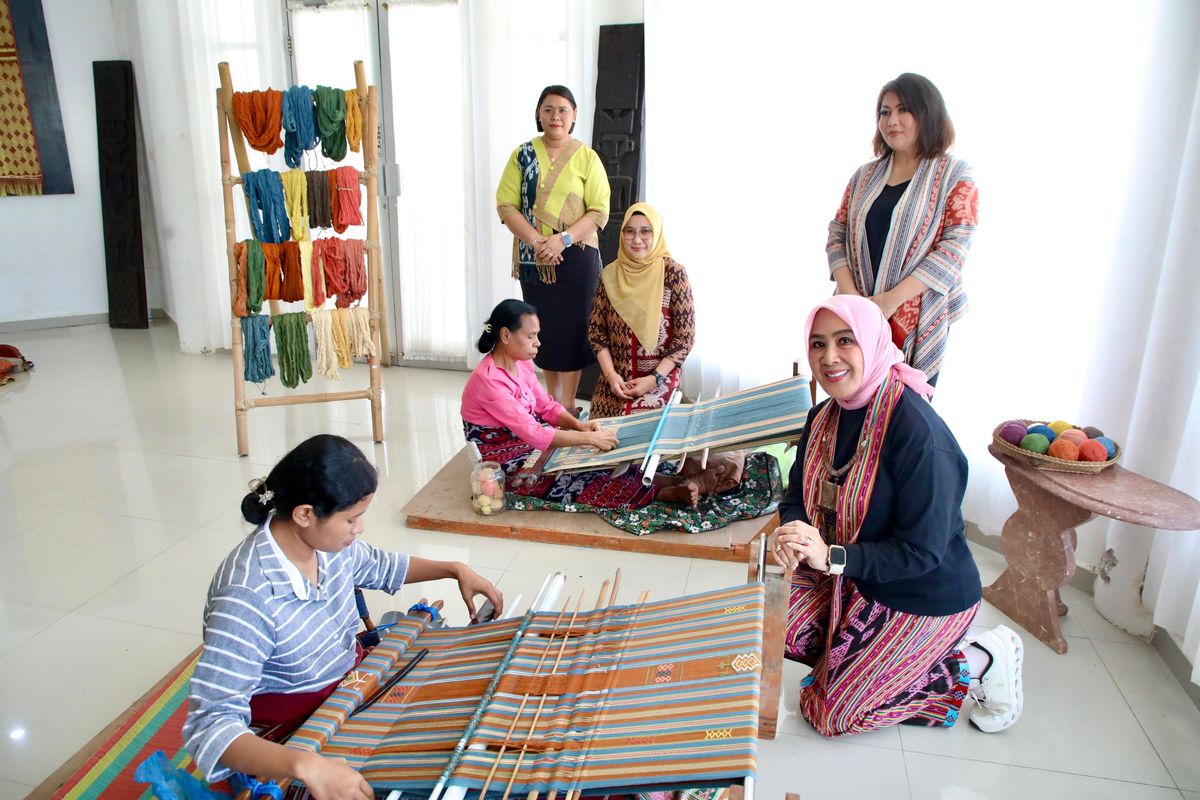 antangan utama yang dihadapi para pengrajin tidak hanya pada proses produksi, tetapi juga aspek pemasaran serta peningkKetua Harian Dewan Kerajinan Nasional (Dekranas) sekaligus Ketua Umum (Ketum) Tim Penggerak Pemberdayaan dan Kesejahteraan Keluarga (TP PKK), Tri Tito Karnavian, mengunjungi Dewan Kerajinan Nasional Daerah (Dekranasda) Kabupaten Belu, Kabupaten Belu, Nusa Tenggara Timur (NTT), Jumat (17/4/2026). 