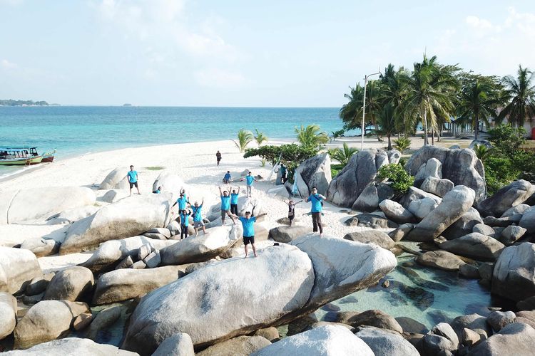 Hamparan bebatuan granit di Pulau Lengkuas Belitung yang menjadi ciri khas pariwisata Bangka Belitung, Rabu (12/7/2023).