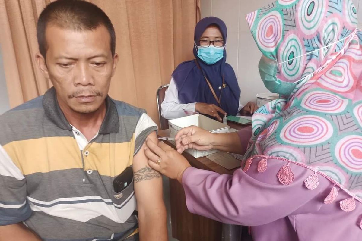 Warga Kabupaten Semarang mengikuti vaksinasi booster kedua di Puskesmas Bergas