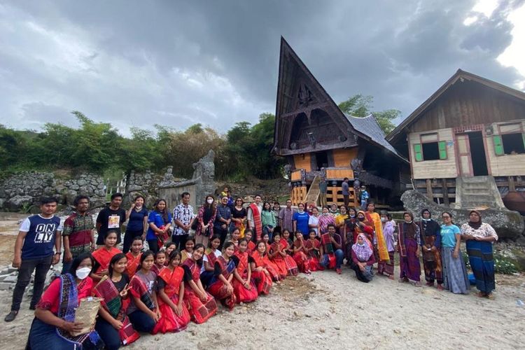 Ilustrasi penduduk Desa Wisata Hariara Pohan di Kabupaten Samosir, Sumatera Utara. Desa ini masuk 75 besar Anugerah Desa Wisata Indonesia (ADWI) 2023 dari Kementerian Pariwisata dan Ekonomi Kreatif.