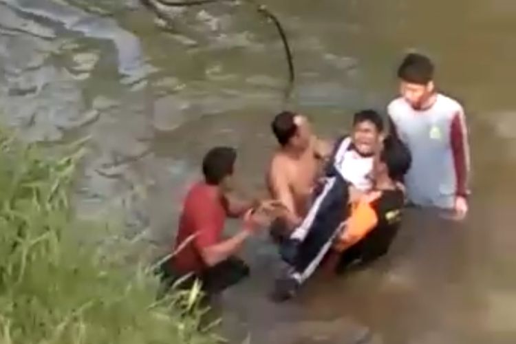 Potongan video siswa dibopong warga setelah jatuh ke sungai akibat jembatan gantung putus di Probolinggo, Jawa Timur, Jumat (9/9/2022)