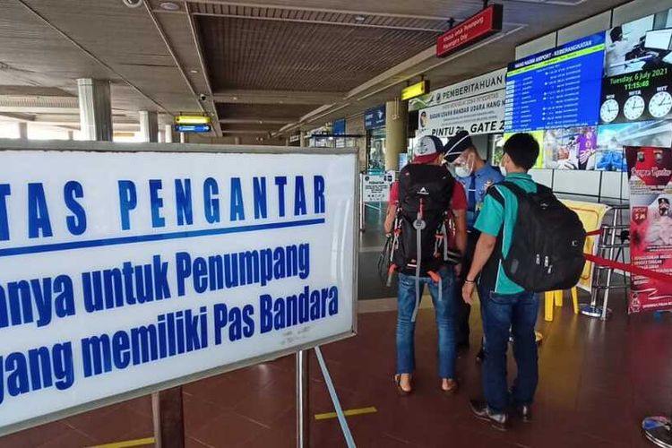 Ilustrasi sejumlah penumpang di Bandara Internasional Hang Nadim, Batam, Kepulauan Riau.