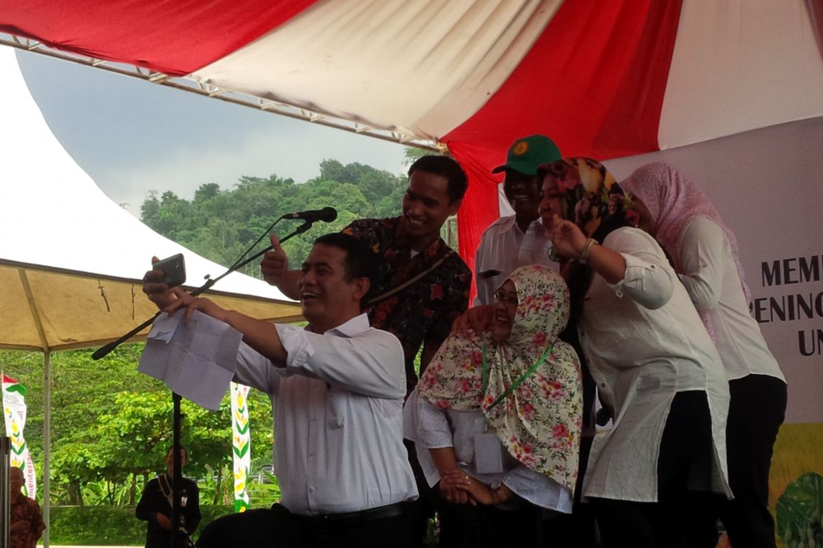  Menteri Pertanian Amran Sulaiman berswafoto dengan sejumlah Penyuluh Pertanian Lapangan (PPL) yang telah diangkat menjadi CPNS di Alun-alun Bung Karno, Ungaran, Kabupaten Semarang, Selasa (11/4/2017) siang.