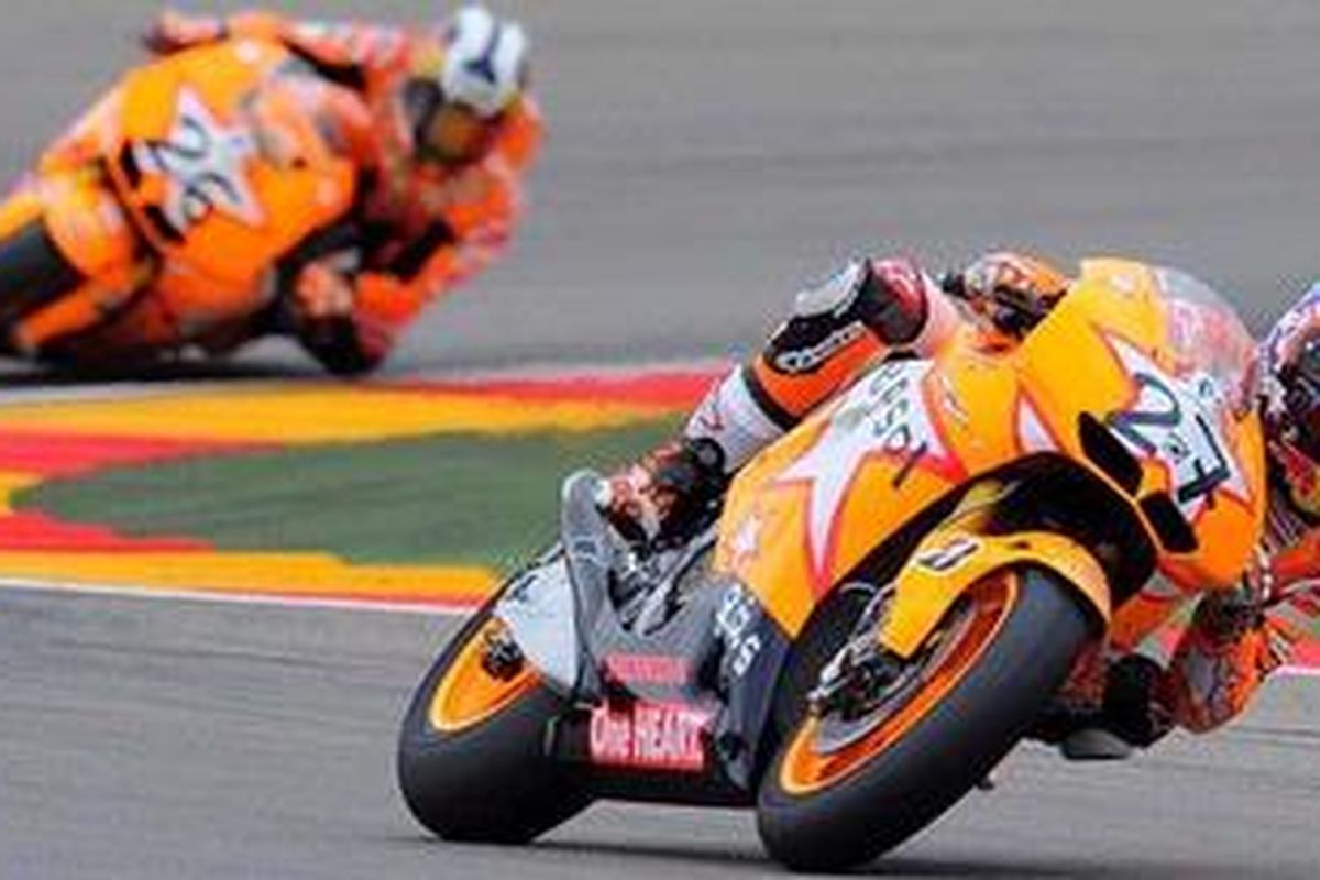 Duo Repsol Honda, Casey Stoner (depan), dan Dani Pedrosa, ketika bersaing di GP Aragon. 