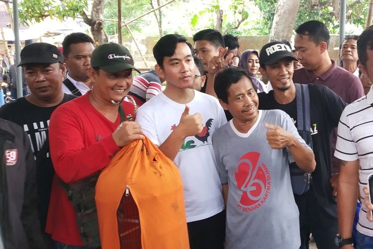 Putra sulung Presiden Jokowi juga bakal calon Wali Kota Surakarta, Gibran Rakabuming Raka saat blusukan menemui warga.