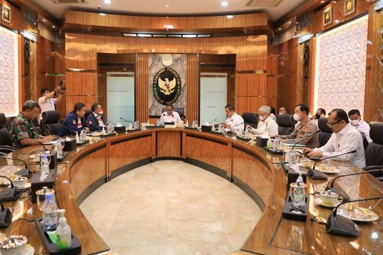 Menteri Koordinator Bidang Politik, Hukum, dan Keamanan (Menko Polhukam) Mahfud MD saat memimpin rapat lintas lembaga di kantor Kemenko Polhukam, Senin (19/9/2022).