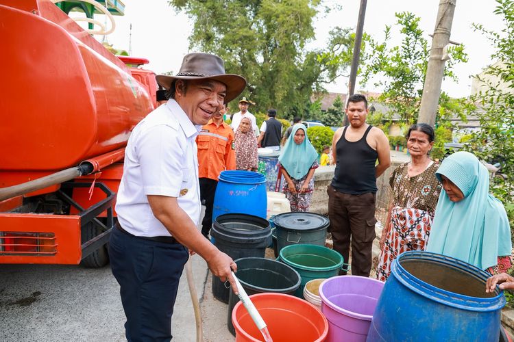 Penjabat (Pj) Gubernur Banten Al Muktabar menyalurkan bantuan air bersih dan sembilan bahan pokok (sembako) bagi masyarakat yang terdampak kekeringan di Kecamatan Pontang dan Kecamatan Tirtayasa, Kabupaten Serang, Provinsi Banten, Sabtu (16/9/2023).